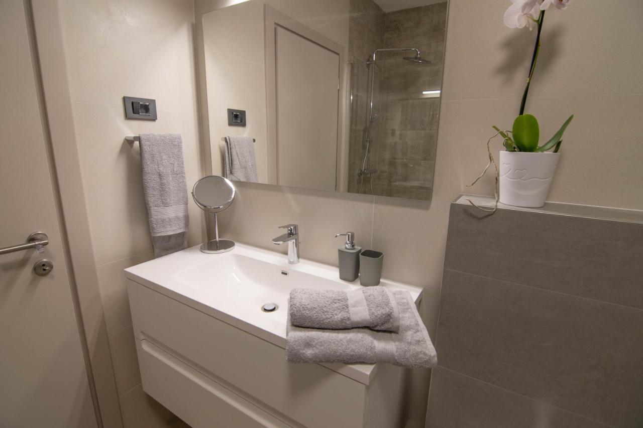 Luxury Apartment Faro With Sea View And Swimming Pool Premantura Eksteriør billede