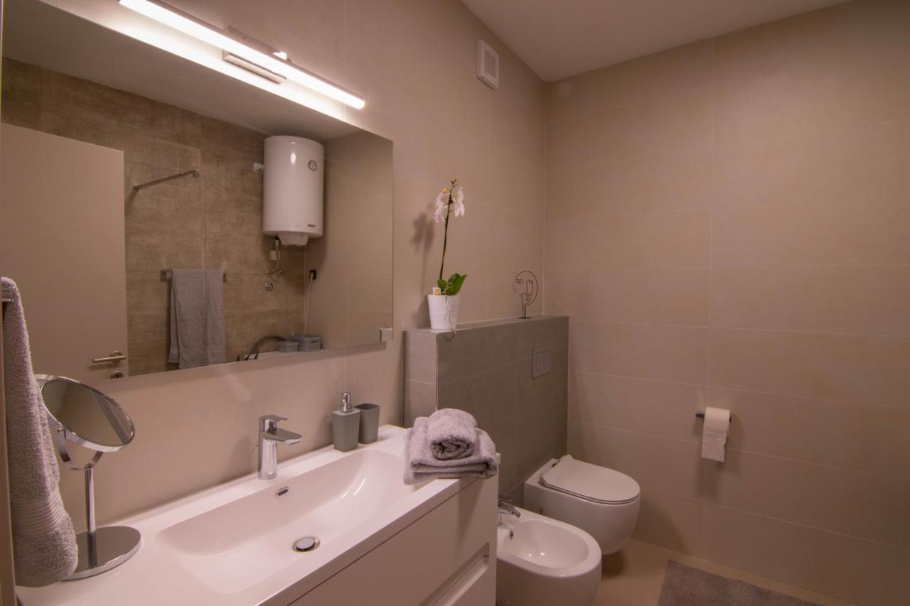 Luxury Apartment Faro With Sea View And Swimming Pool Premantura Eksteriør billede